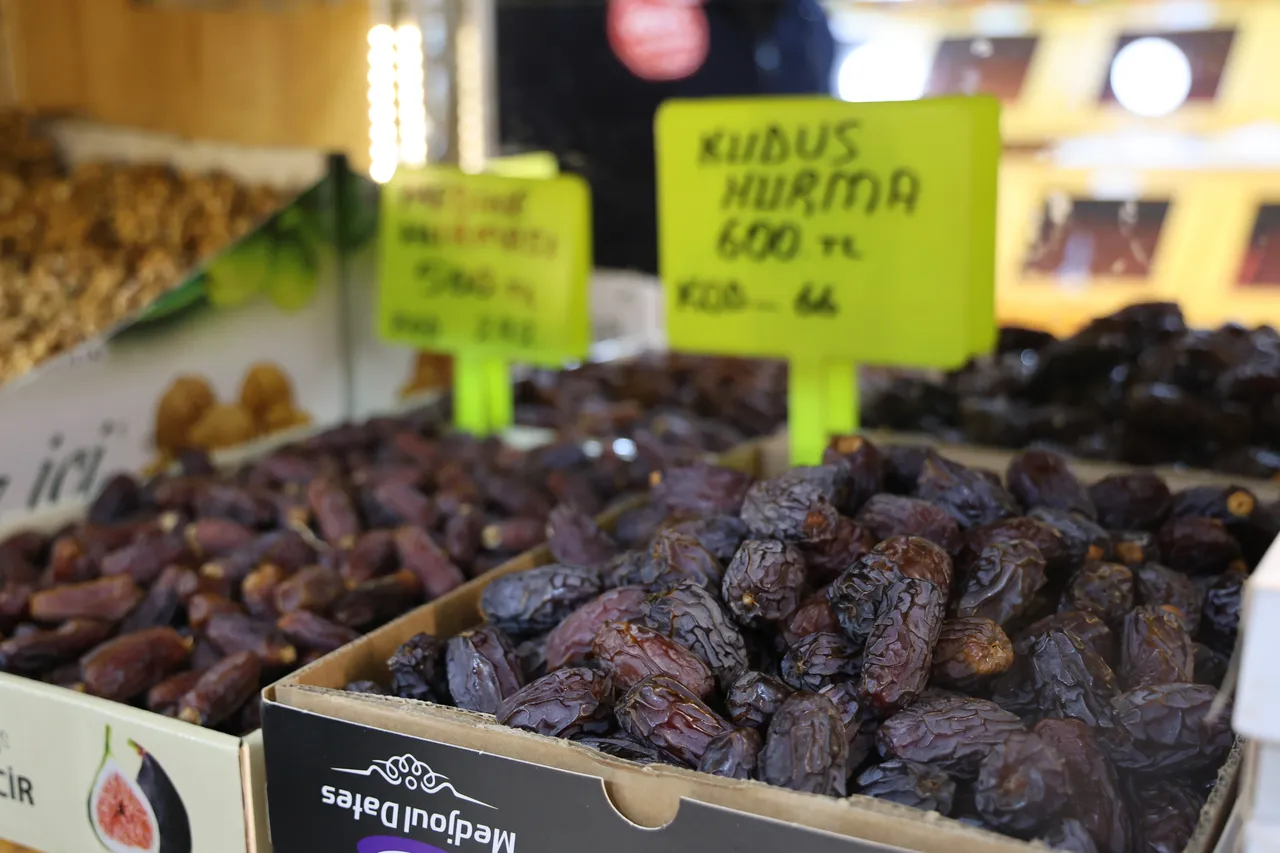 İftar sofralarının vazgeçilmezi görücüye çıktı: Kırşehir’de hurma bereketi