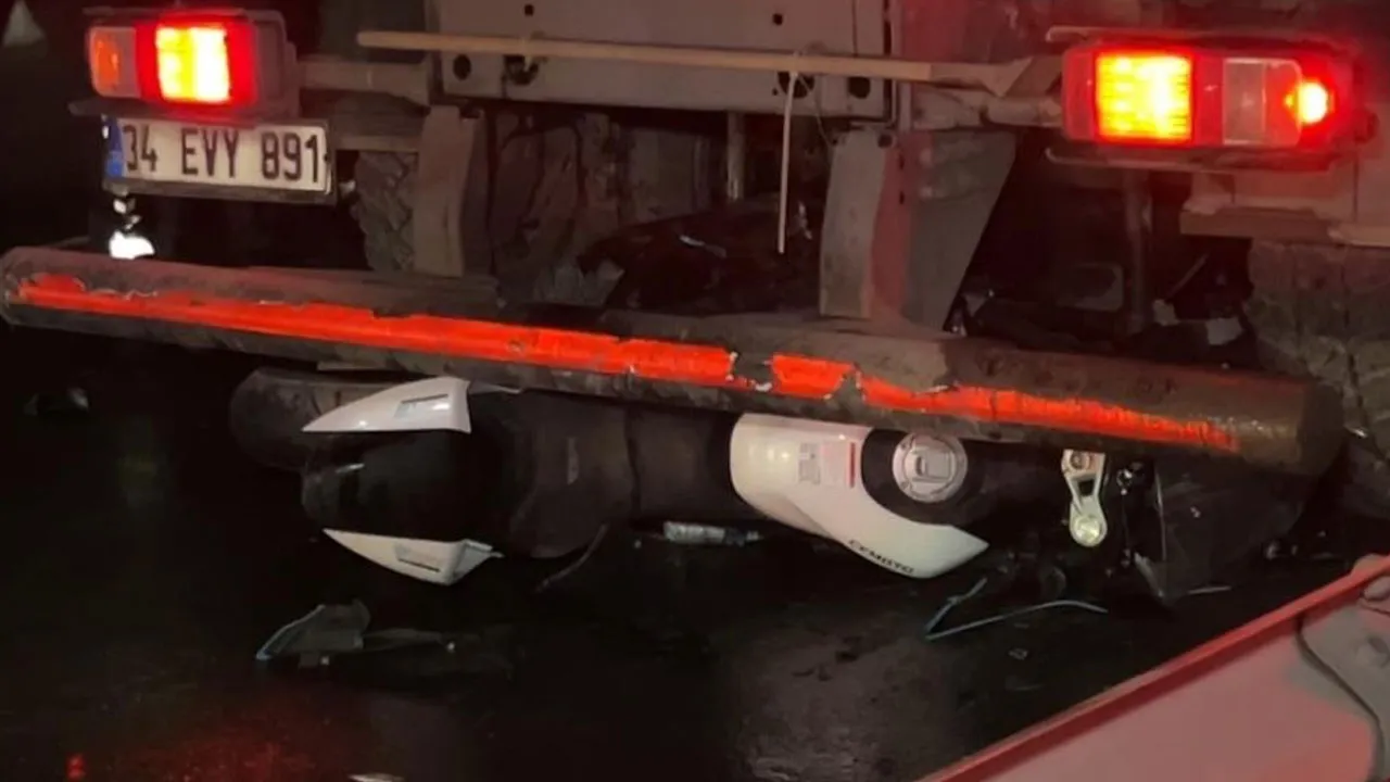 İstanbul'da feci kaza! Motosiklet temizlik aracının altına girdi: 2 ölü