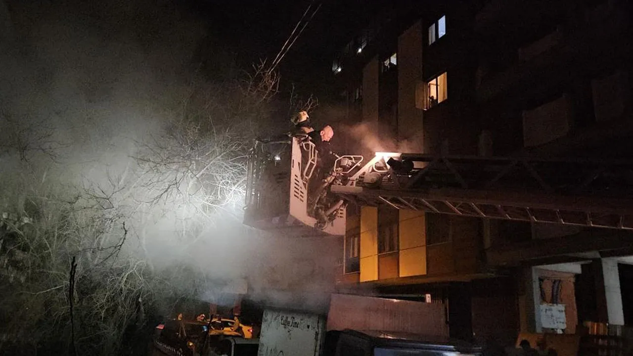 İstanbul'da yangın paniği! İnsanlar camlara çıkarak yardım istedi