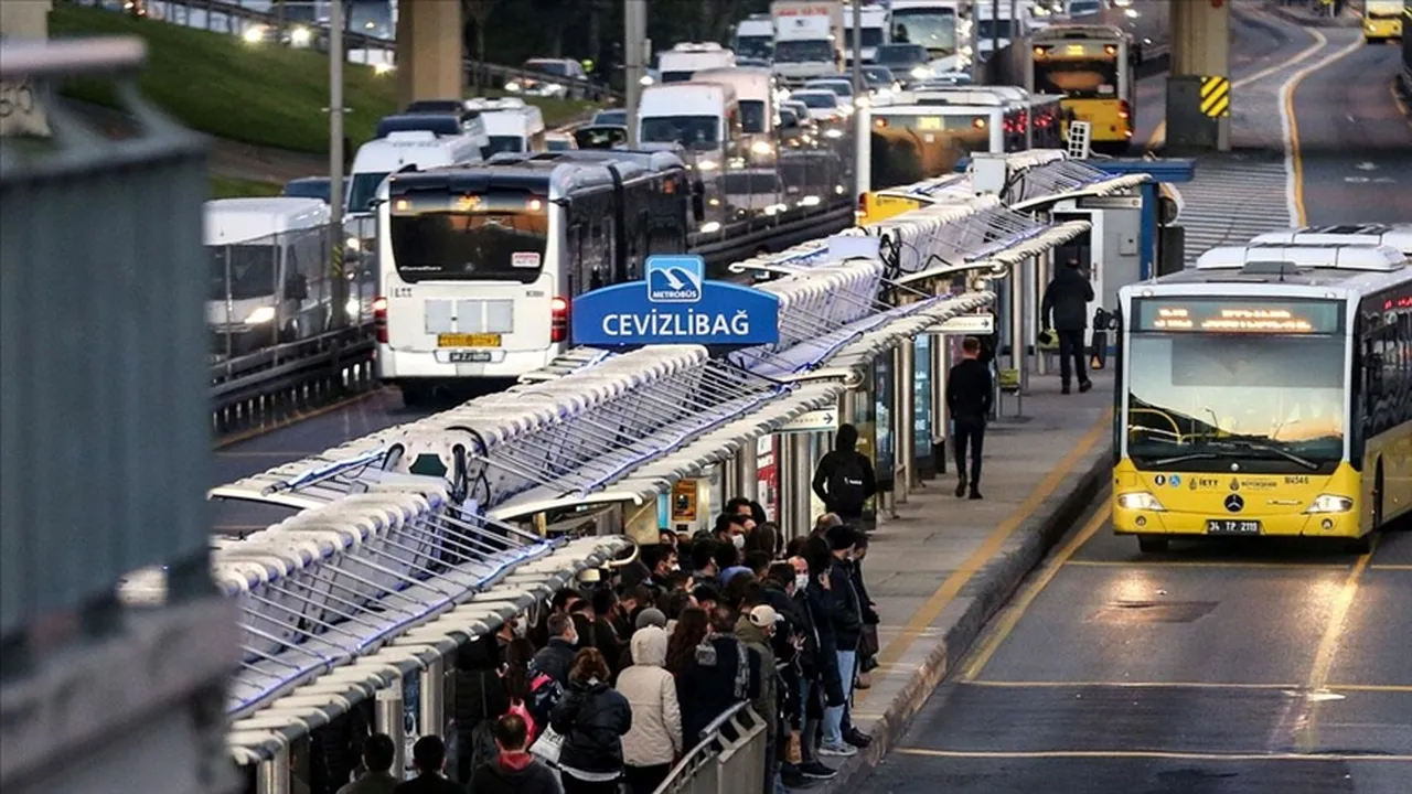 İstanbulda zamlı metro, metrobüs, marmaray, vapur ücretleri ne kadar oldu? Toplu taşımaya yüzde 20 zam yapıldı