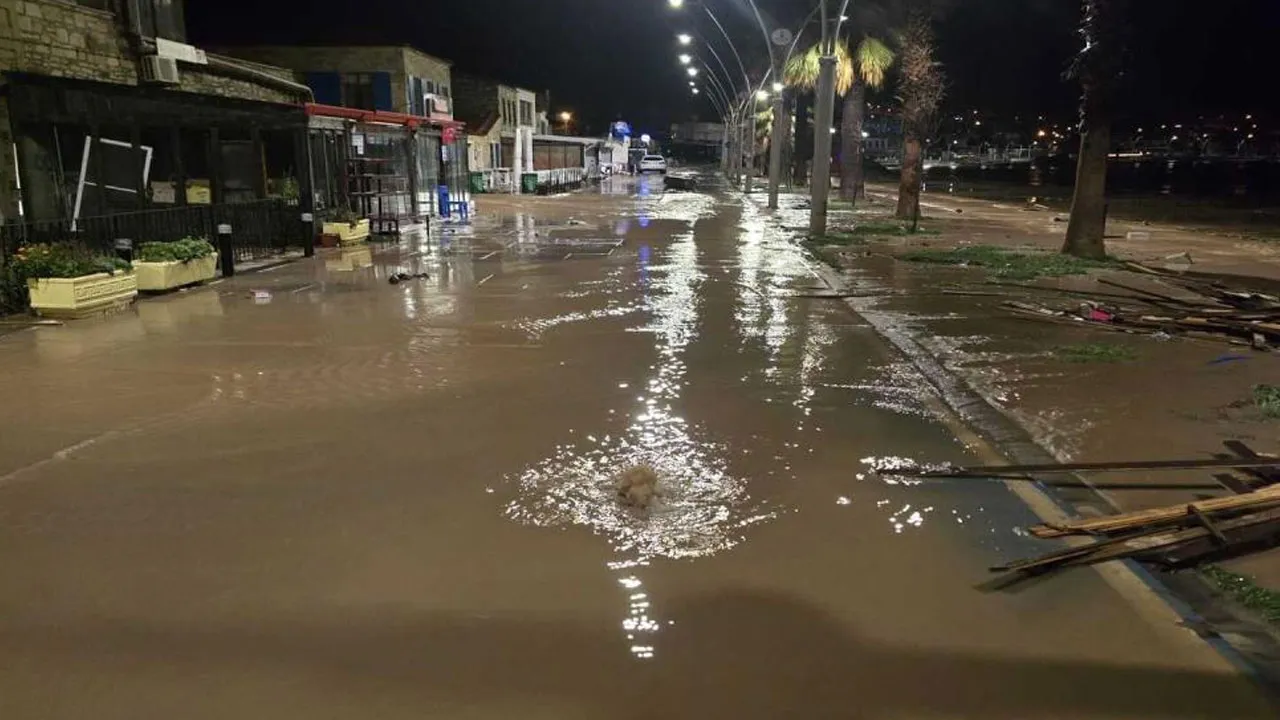 İzmir'i sağanak vurdu! Dereler taştı, Foça'yı su bastı
