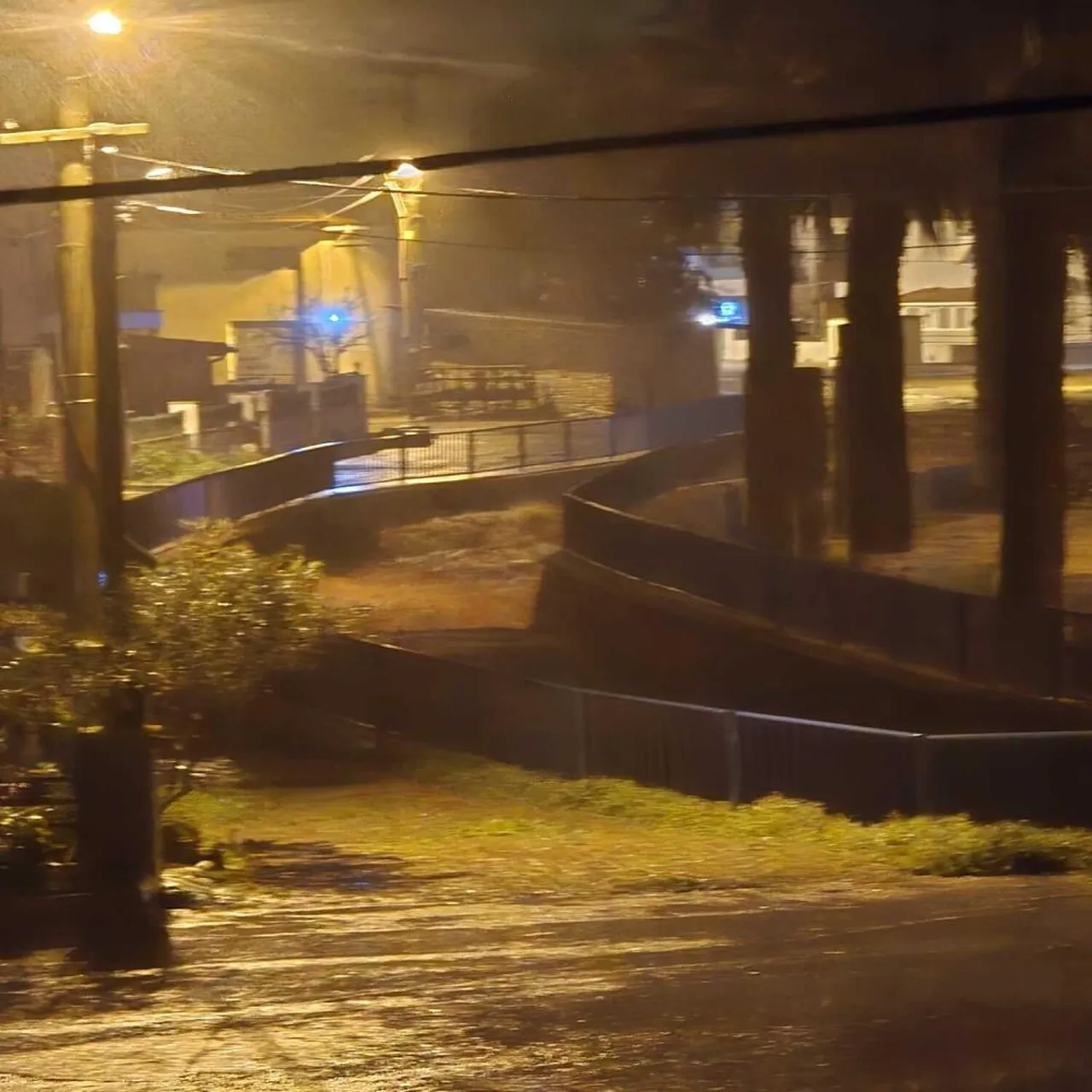 İzmir'i sağanak vurdu! Dereler taştı, Foça'yı su bastı