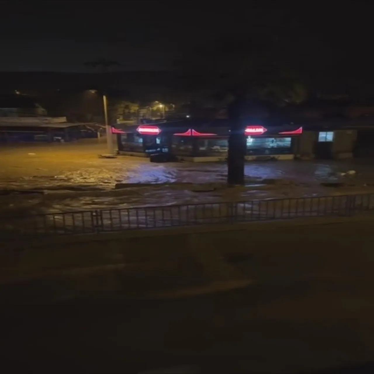 İzmir'i sağanak vurdu! Dereler taştı, Foça'yı su bastı