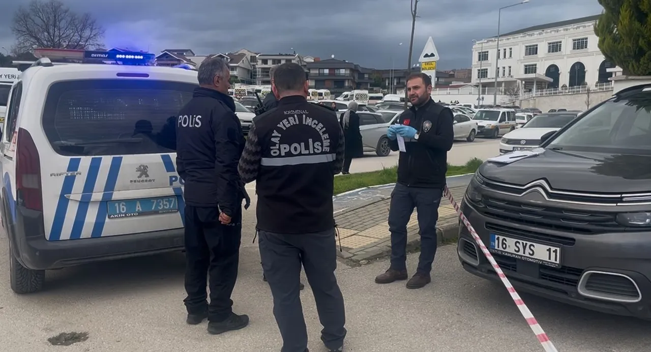 Kadın öğretmeni okulun önünde silahla vurdular