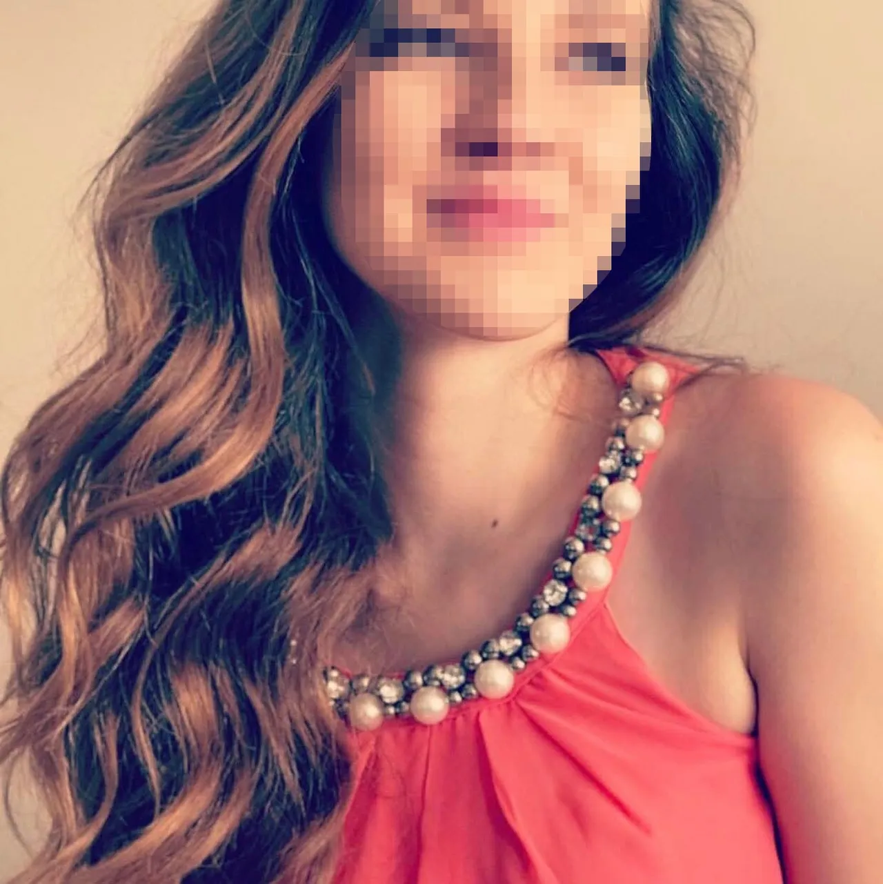 Kadın öğretmeni okulun önünde silahla vurdular