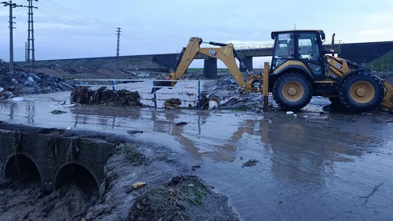 Kahramanmaraş'ta sel suları tarihi köprünün korkuluklarını yıktı