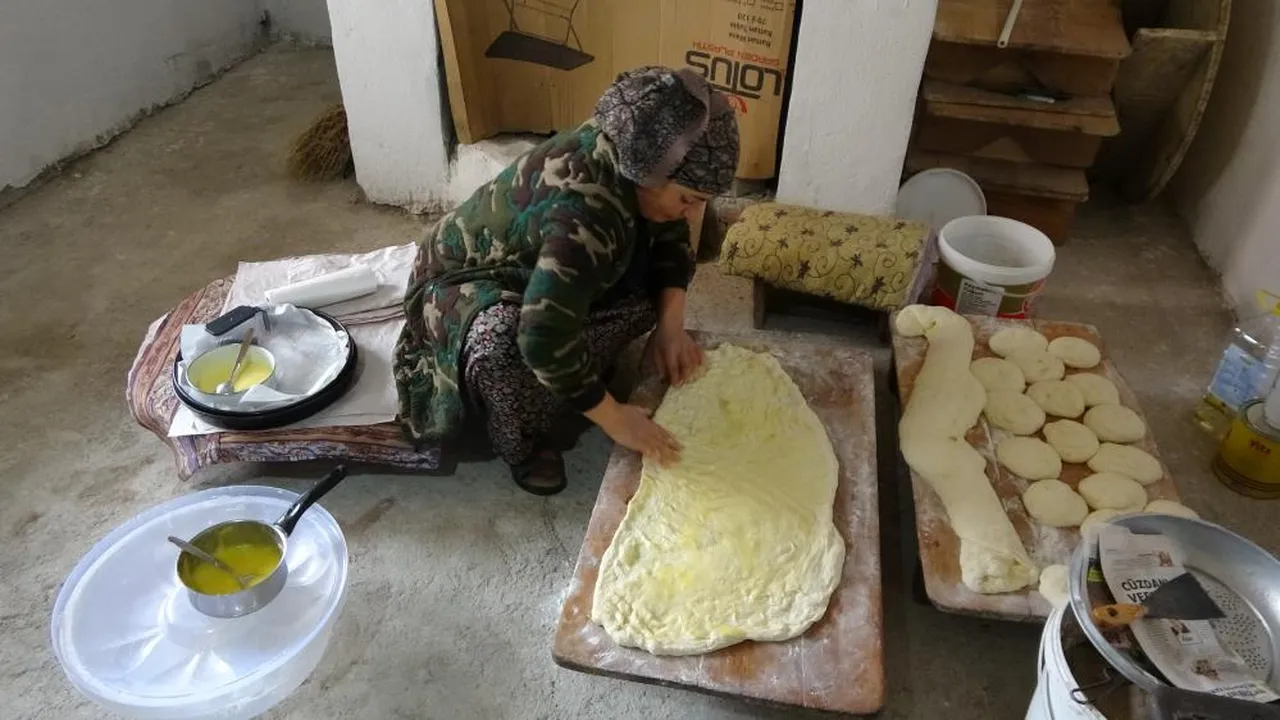 Kış aylarının vazgeçilmezi, asırlık lezzet! Un, süt, su, tuz ve maya ile yapılıyor...