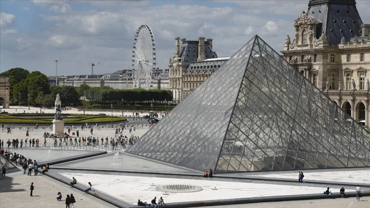 Louvre Müzesi'nde su sızıntısı! Ziyarete kapatıldı, eserler zarar gördü