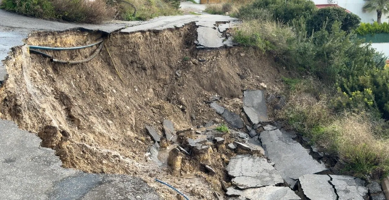 Lüks villaların dibine kadar geldi! Çeşme Dalyan'da heyelan paniği
