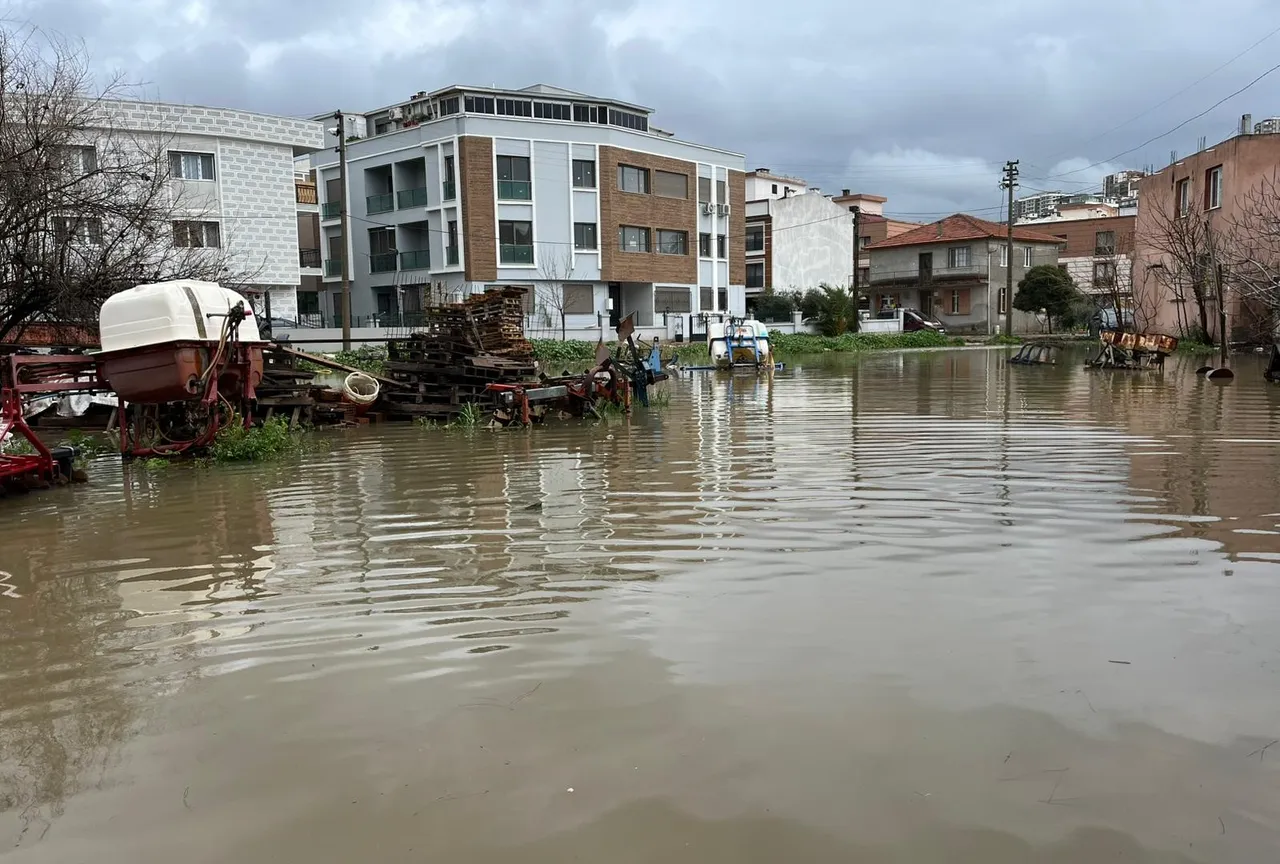 Meteoroloji sarı kodlu uyarmıştı! İzmir’de de her şey sular altında