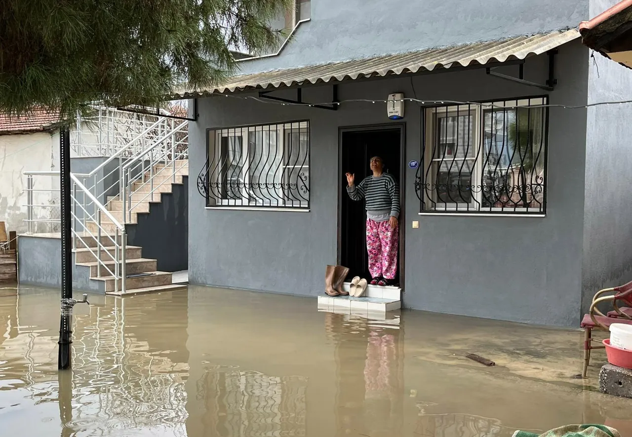Meteoroloji sarı kodlu uyarmıştı! İzmir’de de her şey sular altında