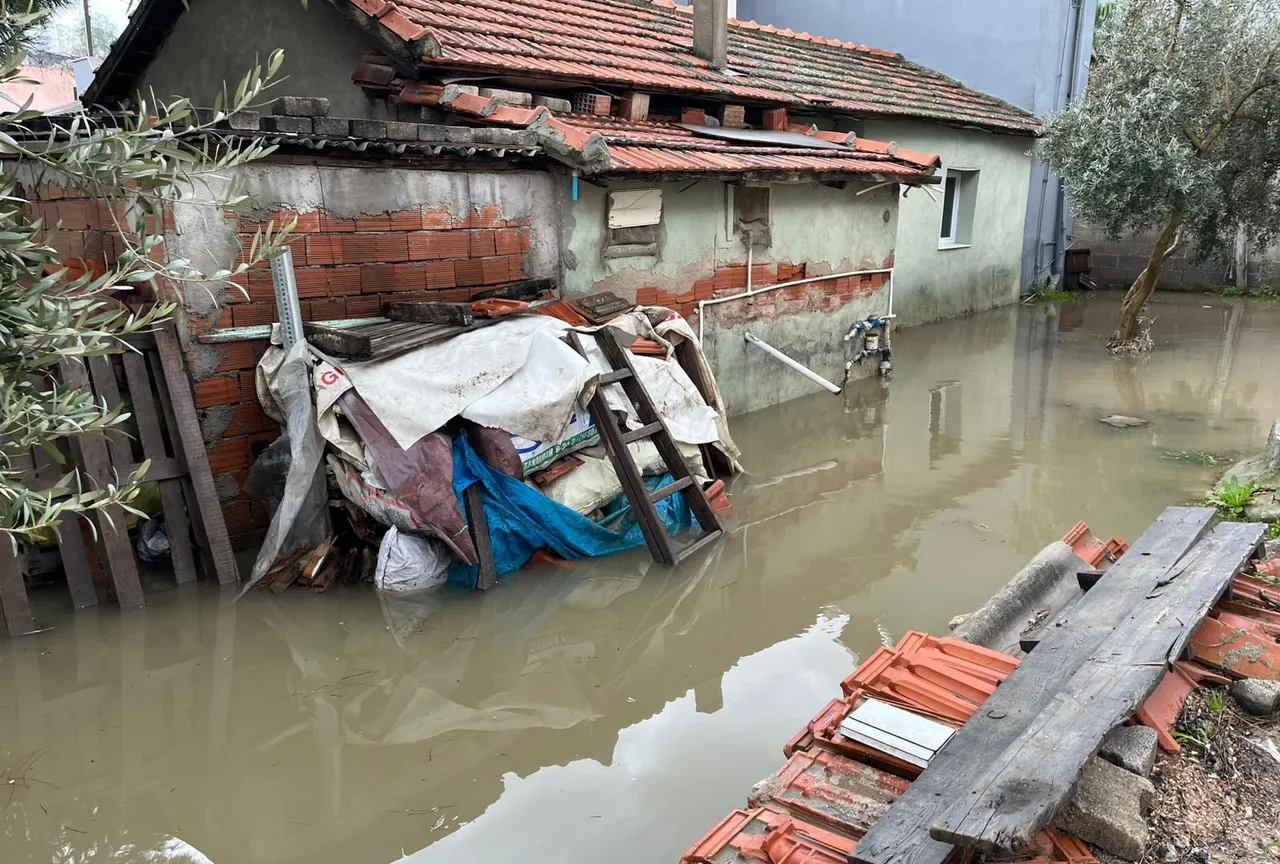 Meteoroloji sarı kodlu uyarmıştı! İzmir’de de her şey sular altında