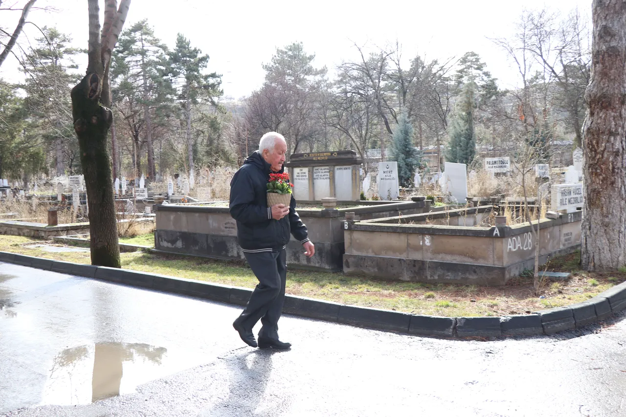 Ömür bitti, sevda bitmedi: 64 yıllık eşine her hafta  vefa  ziyareti