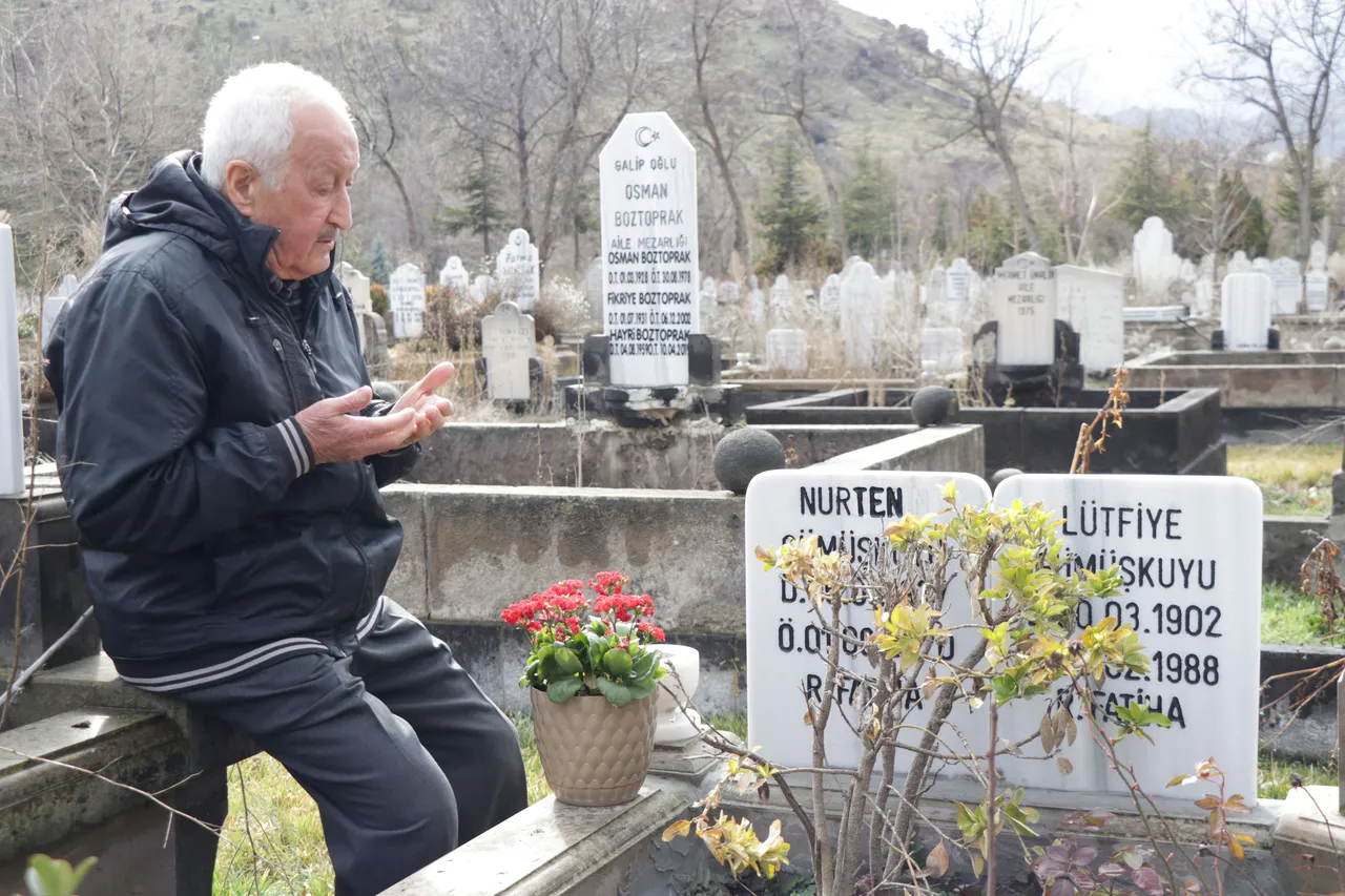 Ömür bitti, sevda bitmedi: 64 yıllık eşine her hafta  vefa  ziyareti