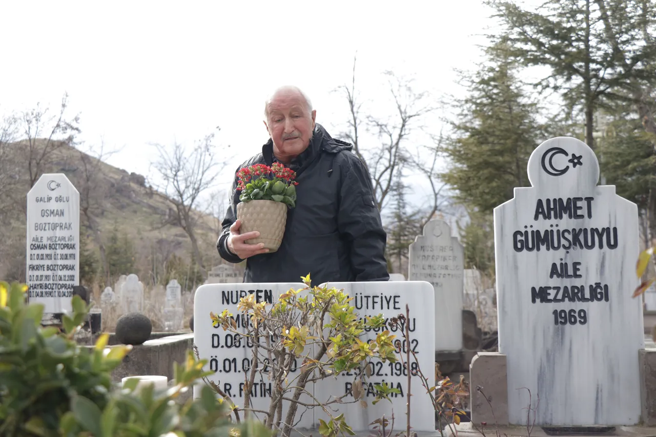 Ömür bitti, sevda bitmedi: 64 yıllık eşine her hafta  vefa  ziyareti