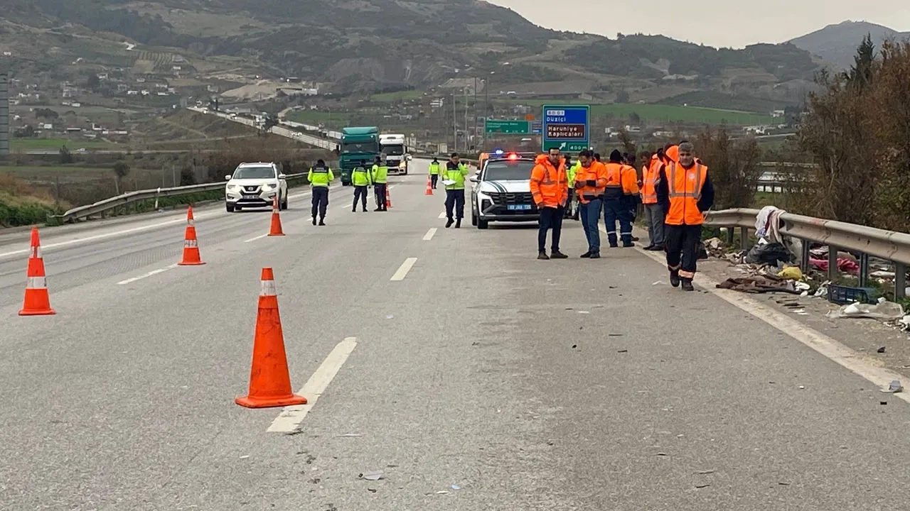Otoyolda temizlik yağan işçileri araba ezdi! Ölü ve yaralılar var
