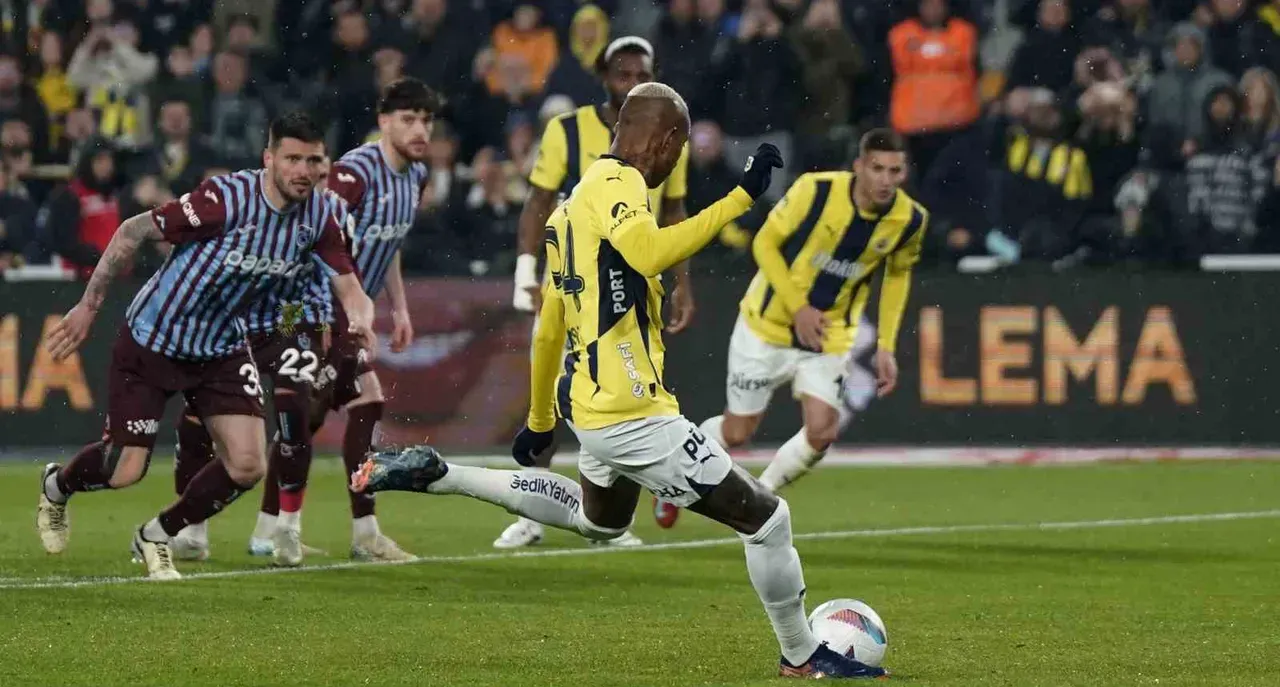Papara Park'ta taktik savaşları! Trabzonspor ile Fenerbahçe kritik maç için planlarını yapıyor