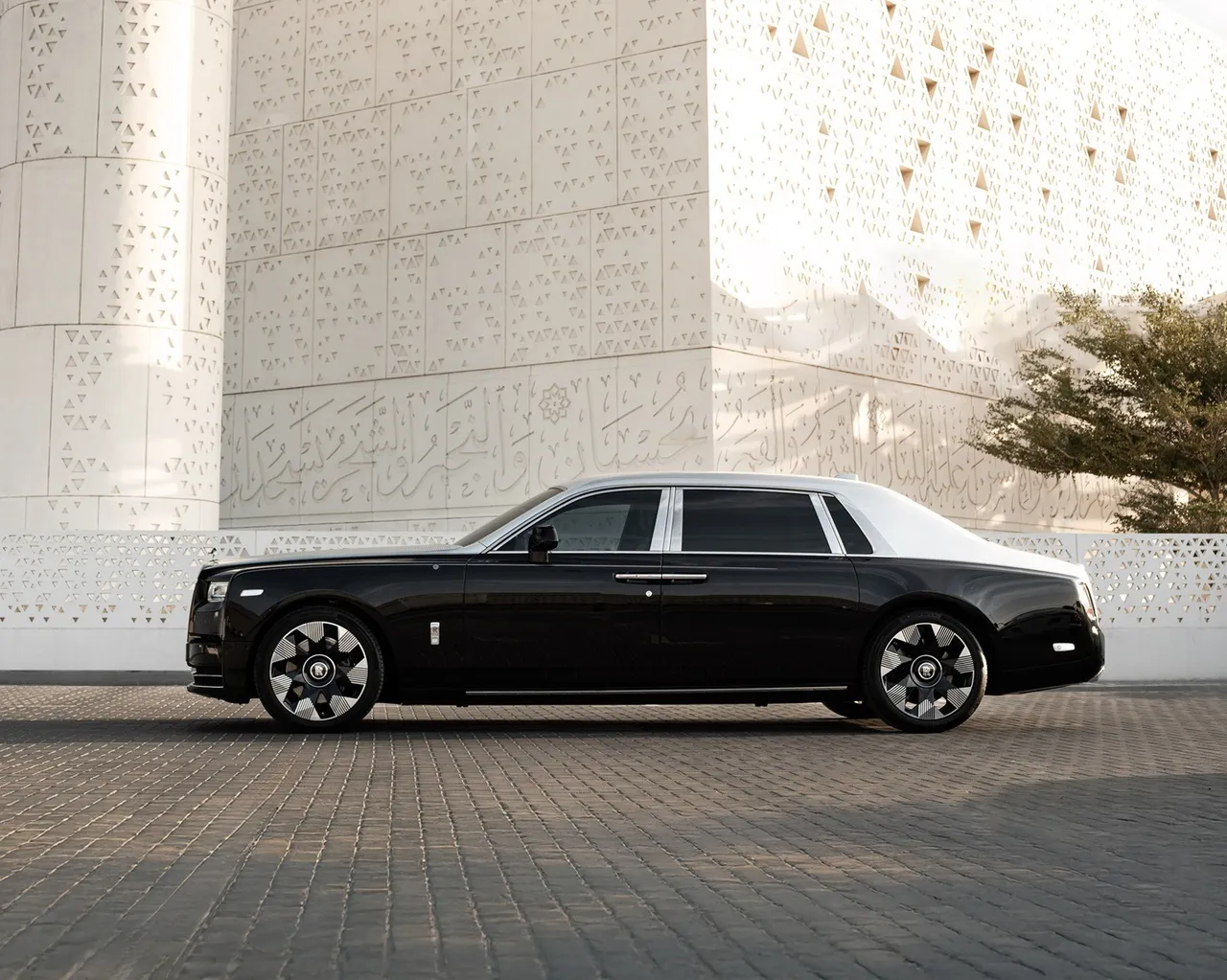 Rolls-Royce’tan bir ilk: Phantom Arabesque tanıtıldı
