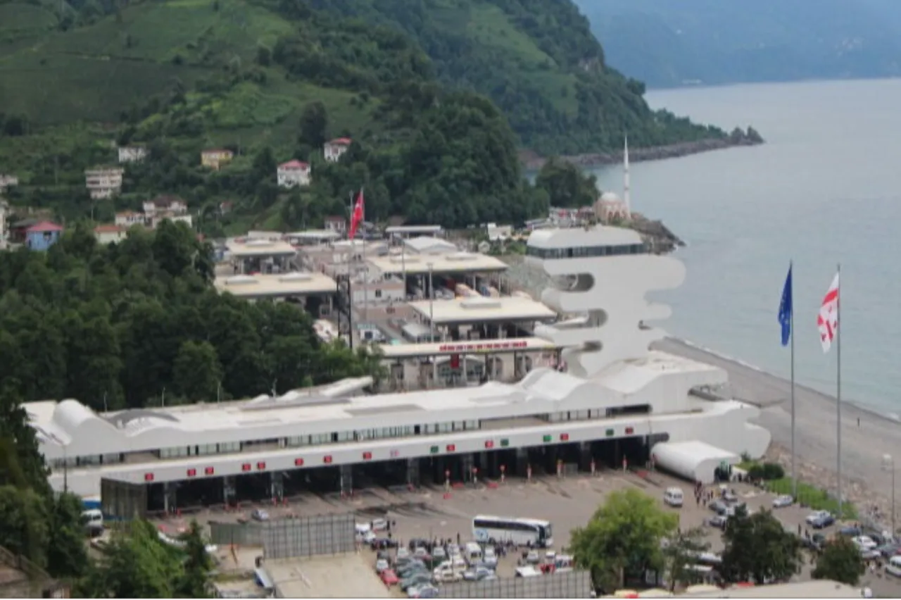 Bu köyün içinde iki ülke var! Bir sokak Türkiye’de başlıyor, başka ülkede bitiyor