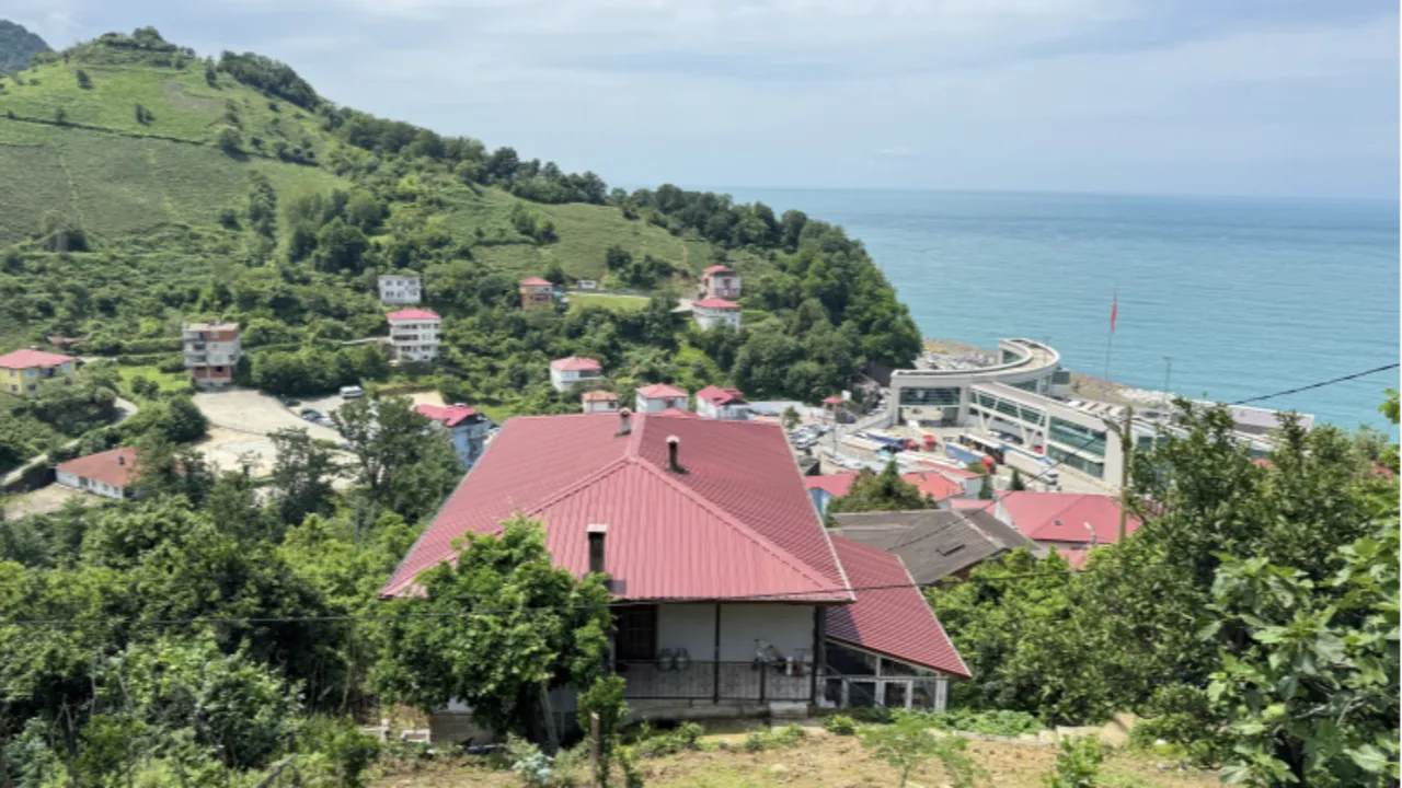 Bu köyün içinde iki ülke var! Bir sokak Türkiye’de başlıyor, başka ülkede bitiyor