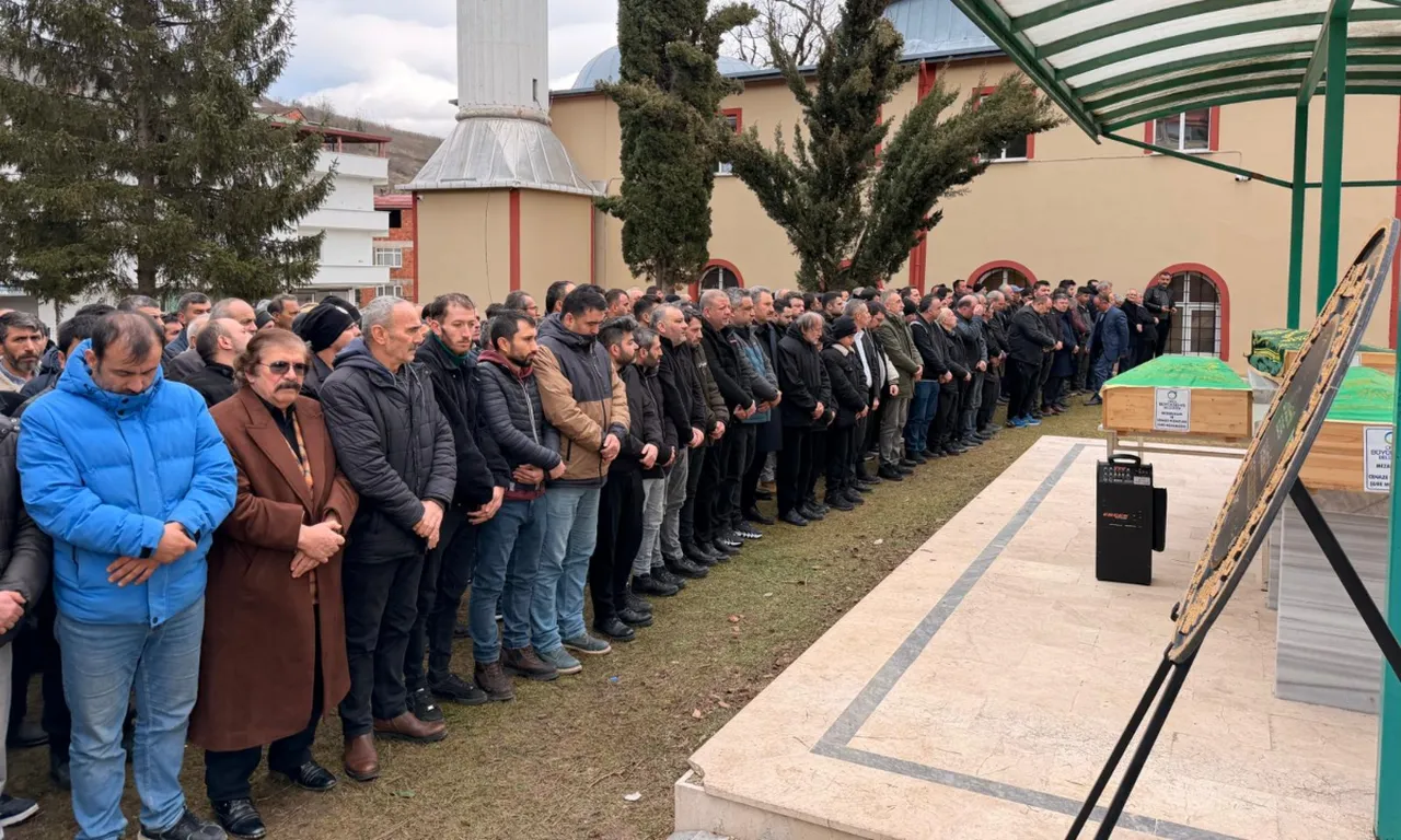 Cenazesine gidiyorlardı, aynı mezarlıkta yan yana defnedildiler