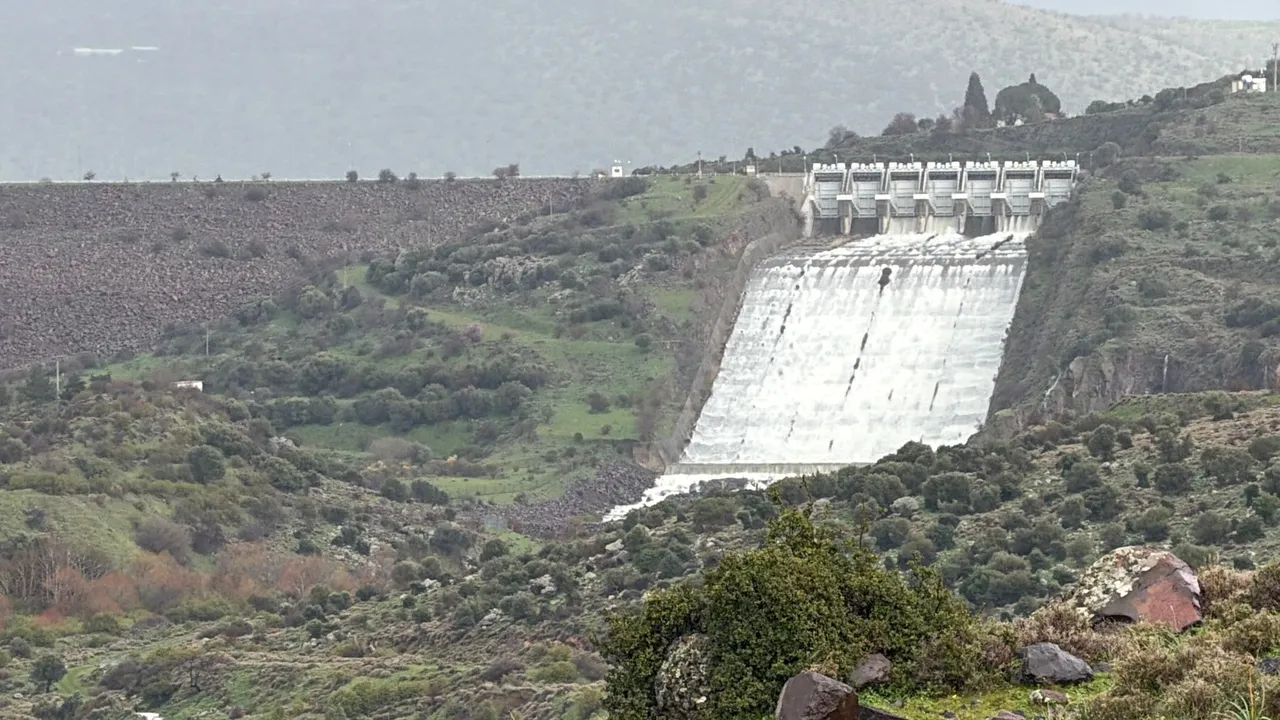 İzmir barajları, günlerdir süren yağış sonrası  taşma noktasına geldi. Ardından Aliağa  sınırlarındaki Çıtak Göleti ve Güzelhisar Barajı’ndan  kontrollü su bırakılmaya başladı.