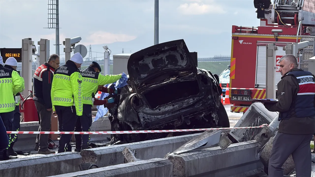 Gişelere saplanan araç alev topuna döndü! Sürücü can verdi, yakınları kendinden geçti