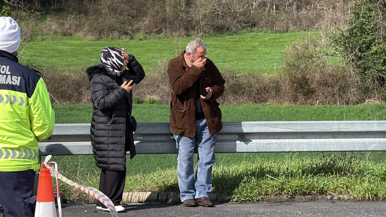 Gişelere saplanan araç alev topuna döndü! Sürücü can verdi, yakınları kendinden geçti