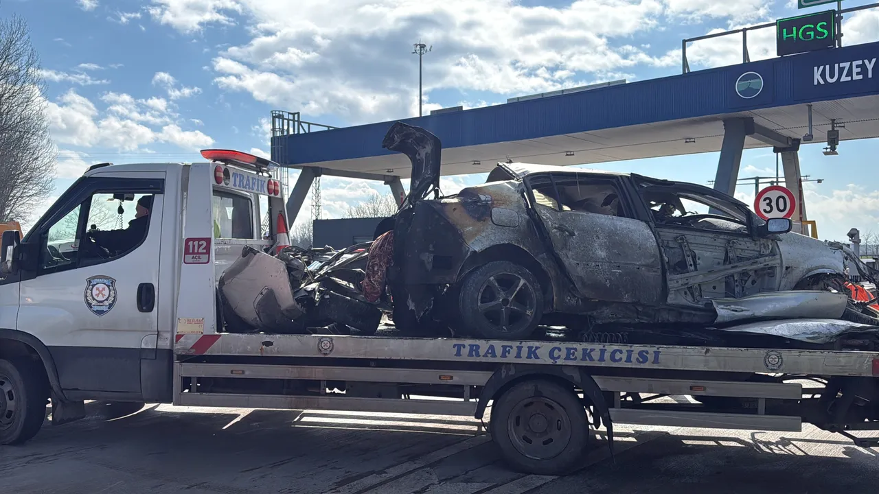 Gişelere saplanan araç alev topuna döndü! Sürücü can verdi, yakınları kendinden geçti