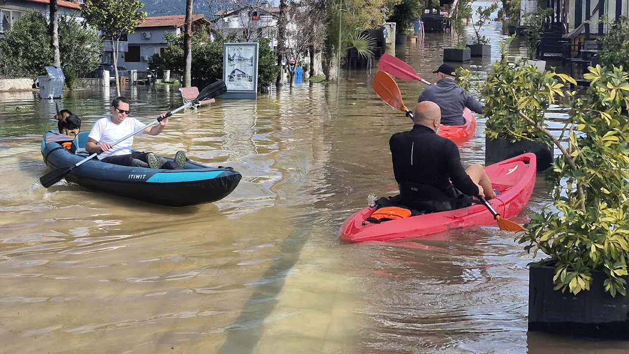 Görüntü Türkiye'den! Caddelerde kanoyla gezdiler
