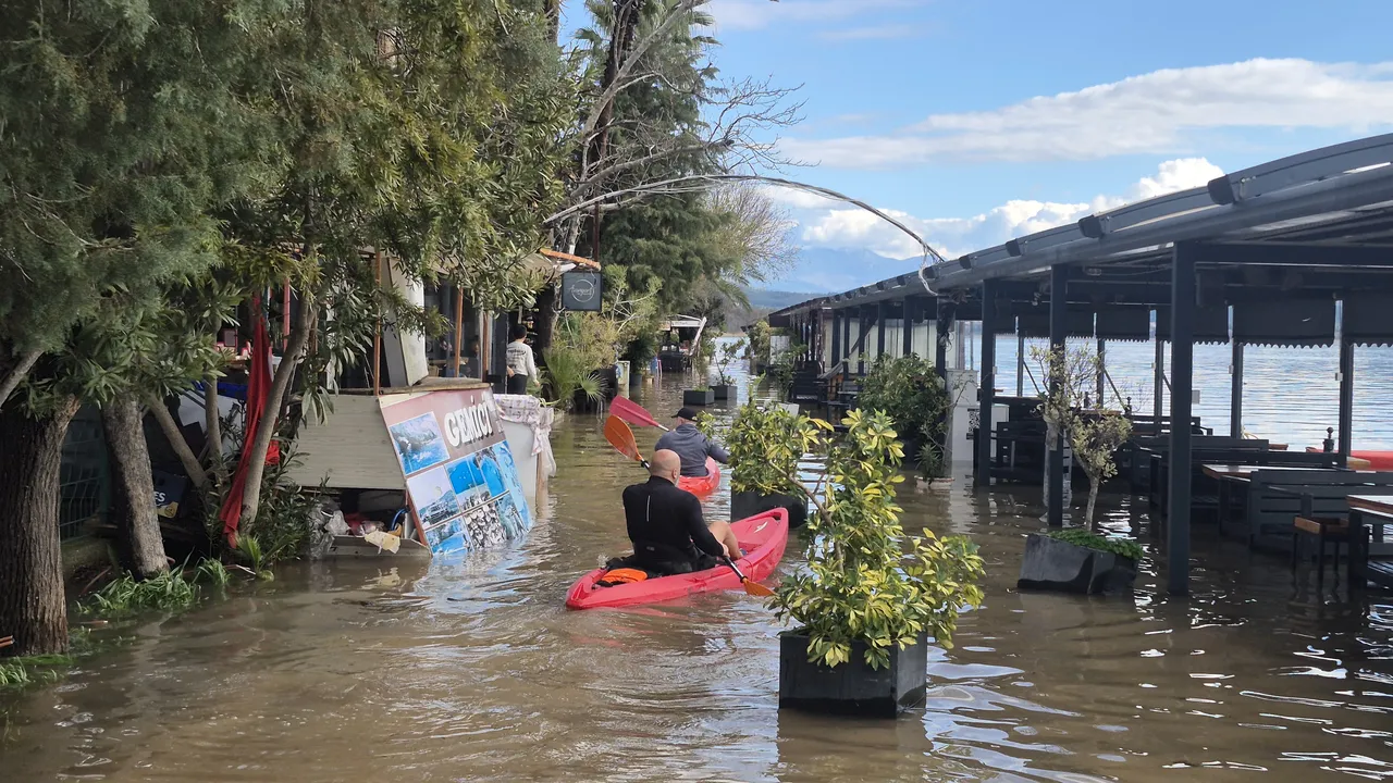 Görüntü Türkiye'den! Caddelerde kanoyla gezdiler