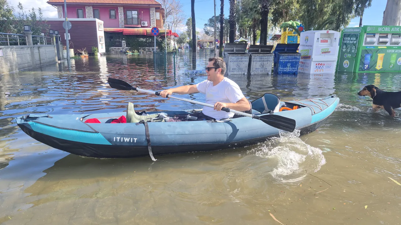 Görüntü Türkiye'den! Caddelerde kanoyla gezdiler