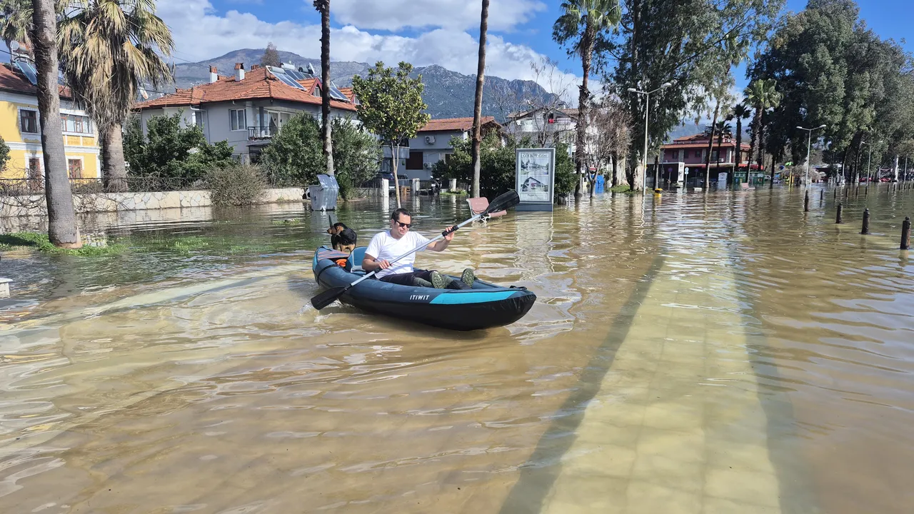 Görüntü Türkiye'den! Caddelerde kanoyla gezdiler