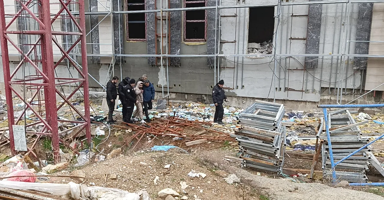 Hükümet konağı inşaatında gerilim! Maaşını alamadı, vincin tepesine çıktı