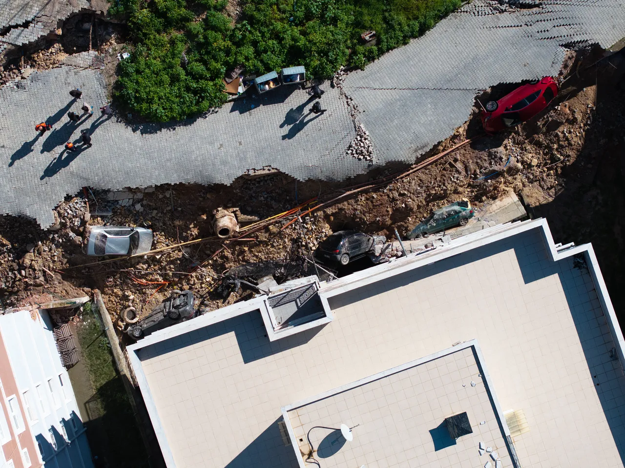 İzmirde istinat duvarı çöktü! 2 bina, 6 araçta zarar var; vatandaşlar tahliye edildi