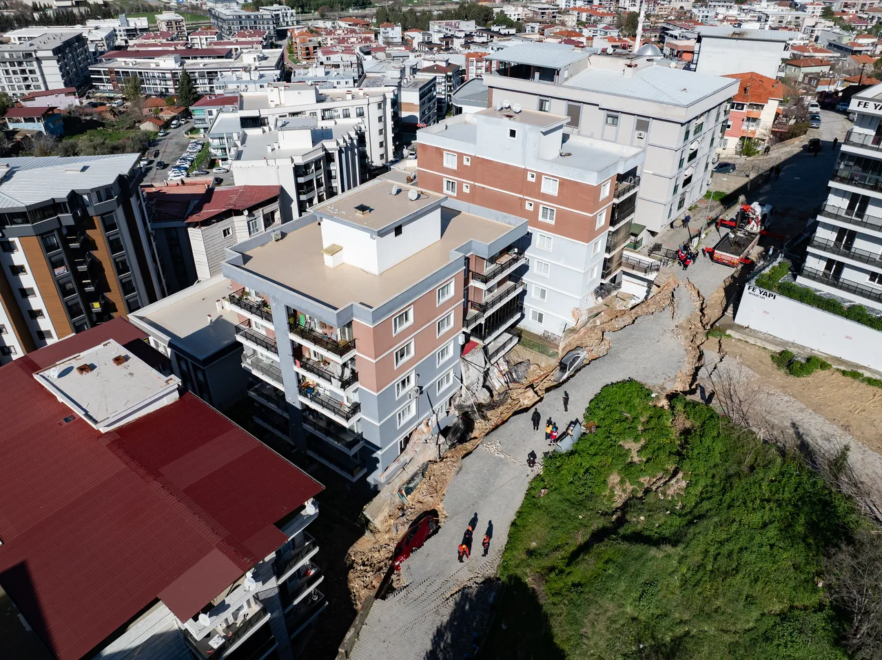 İzmirde istinat duvarı çöktü! 2 bina, 6 araçta zarar var; vatandaşlar tahliye edildi