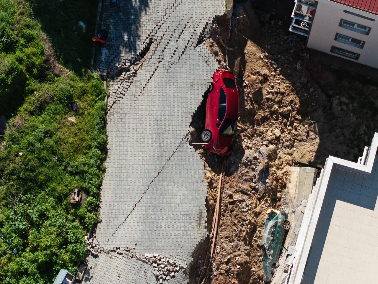 İzmirde istinat duvarı çöktü! 2 bina, 6 araçta zarar var; vatandaşlar tahliye edildi