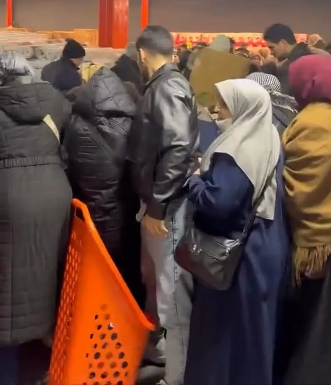 Kampanya izdihama neden oldu! 100 TLlik ürün için birbirlerini ezdiler