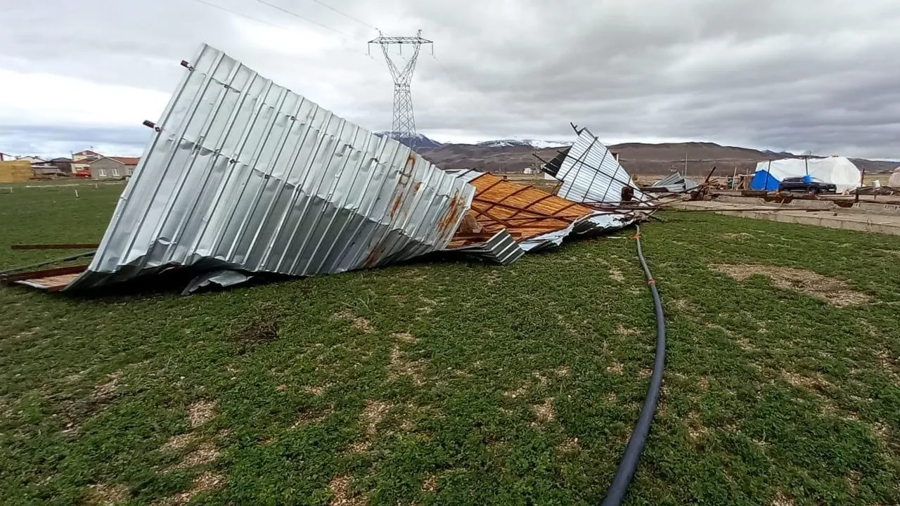Kayseri'de şiddetli rüzgar ahırın çatısını uçurdu!