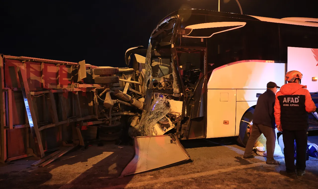 Kayseri'de yolcu otobüsü ile kamyonet çarpıştı! Yaralılar var