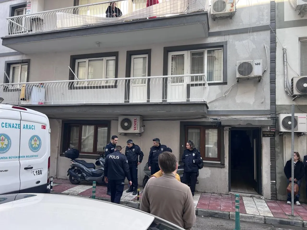 Ekipler olay yerinde incelemelerde bulundu