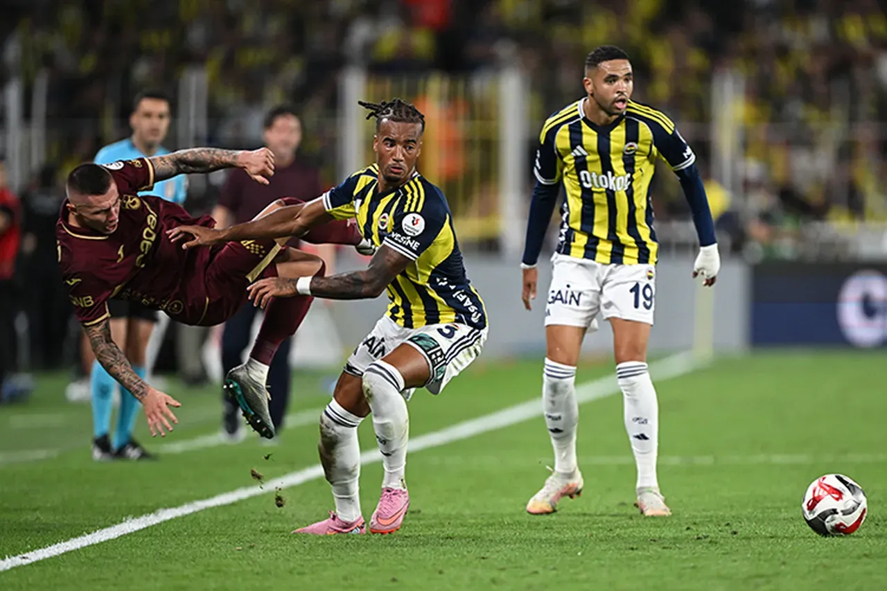 Başlık ResmiFenerbahçe, Süper Lig'in 5'inci haftasında Trabzonspor'u sahasında 1-0 yenmişti.