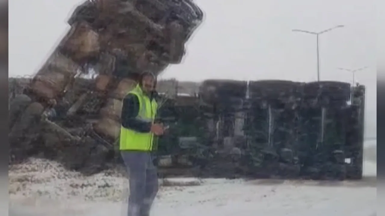 Olumsuz hava kazayı getirdi! Bitlis-Tatvan yolunda tır devrildi