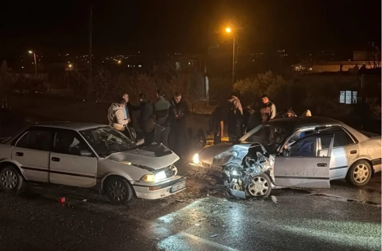 Osmaniye'de iki araç kafa kafaya çarpıştı: 4 yaralı