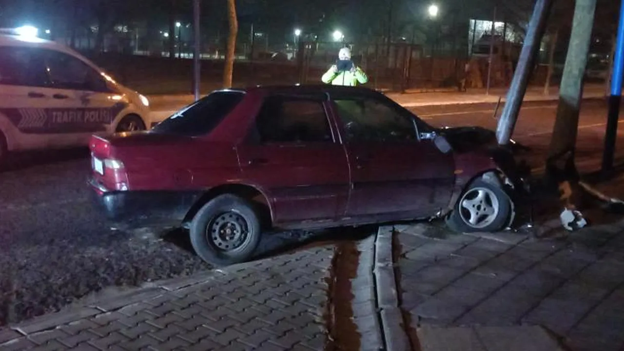 Otomobil demir direğe saplandı! Sürücüsü kayıplara karıştı