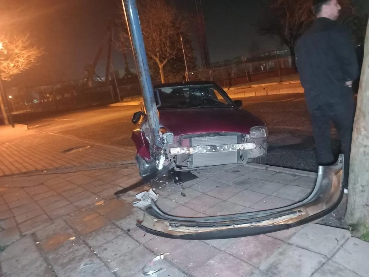 Otomobil demir direğe saplandı! Sürücüsü kayıplara karıştı