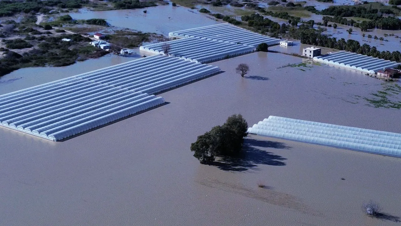 SERALAR GİTTİ, ÇATILARI KALDI