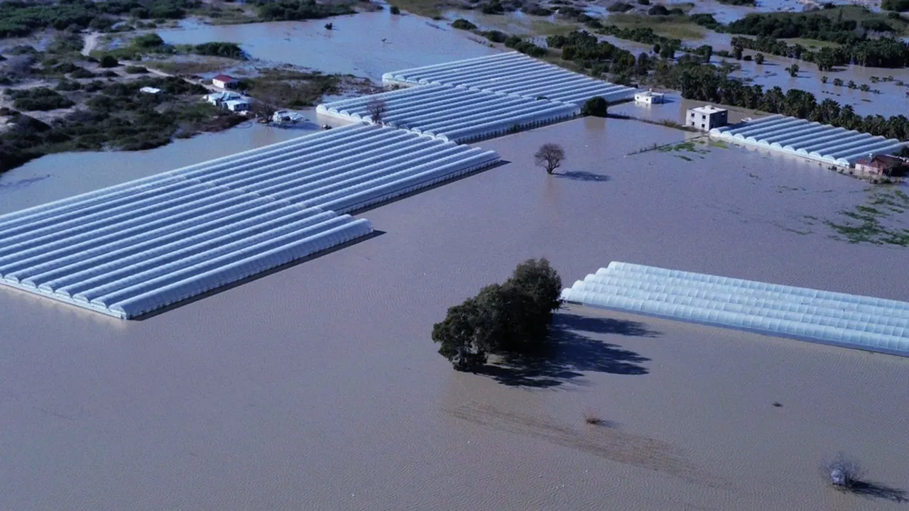 Seraların sadece çatıları görünüyor! Antalya ve Muğla'da felaketin boyutu kamerada