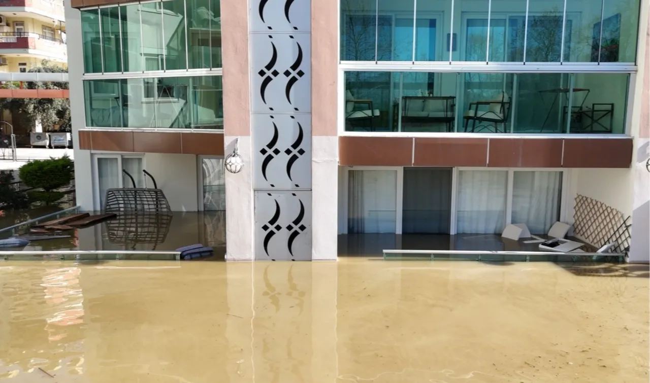 Seraların sadece çatıları görünüyor! Antalya ve Muğla'da felaketin boyutu kamerada