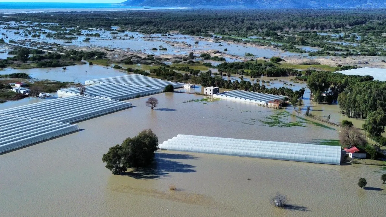 Seraların sadece çatıları görünüyor! Antalya ve Muğla'da felaketin boyutu kamerada